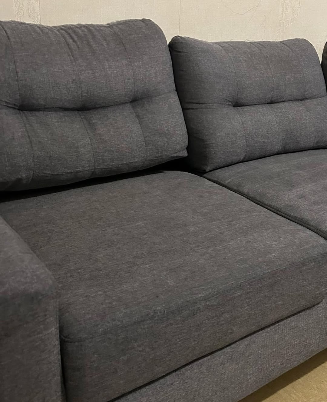 Canapé gris après nettoyage professionnel Brillio Liège