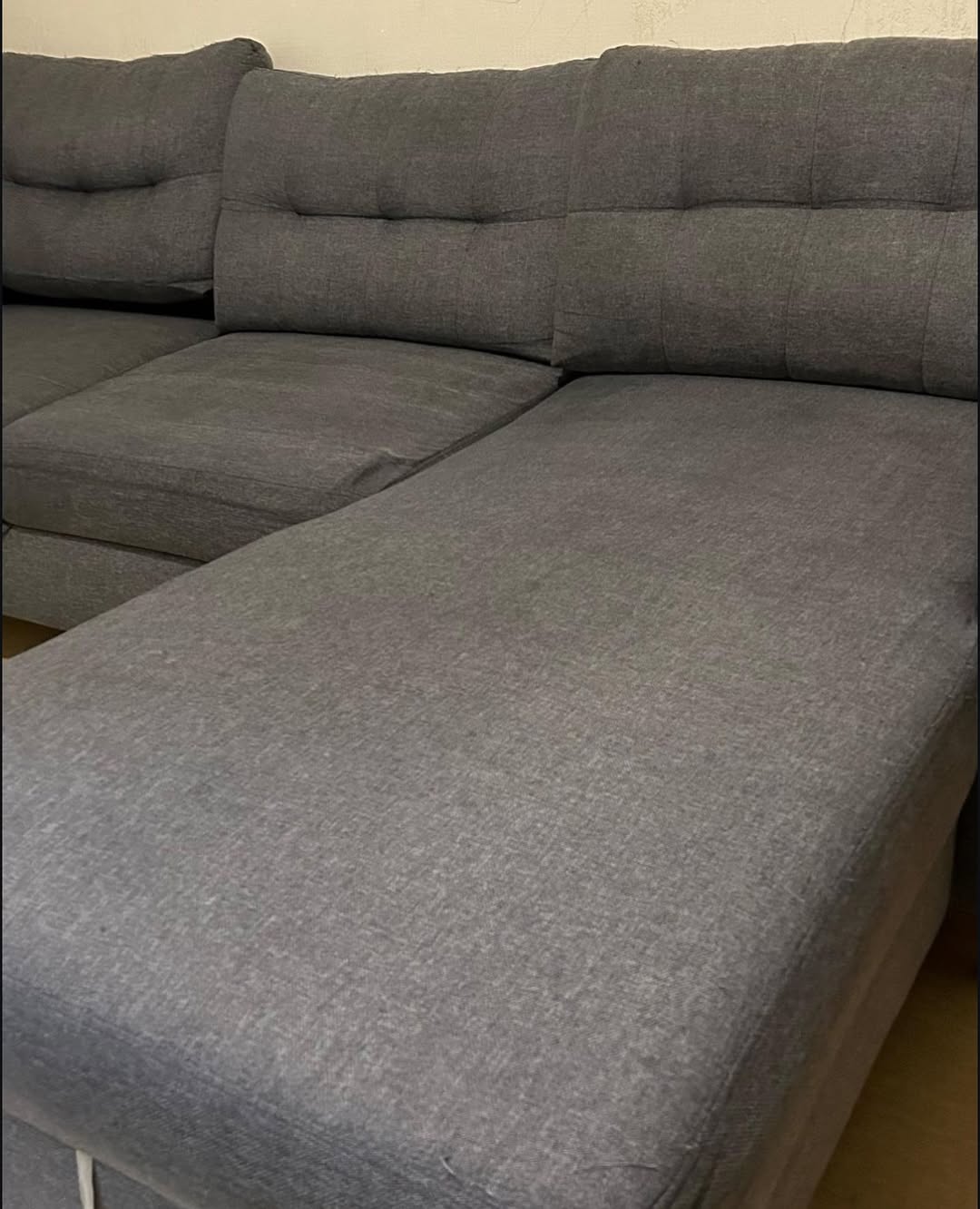 Canapé gris après détachage et nettoyage  Brillio Liège