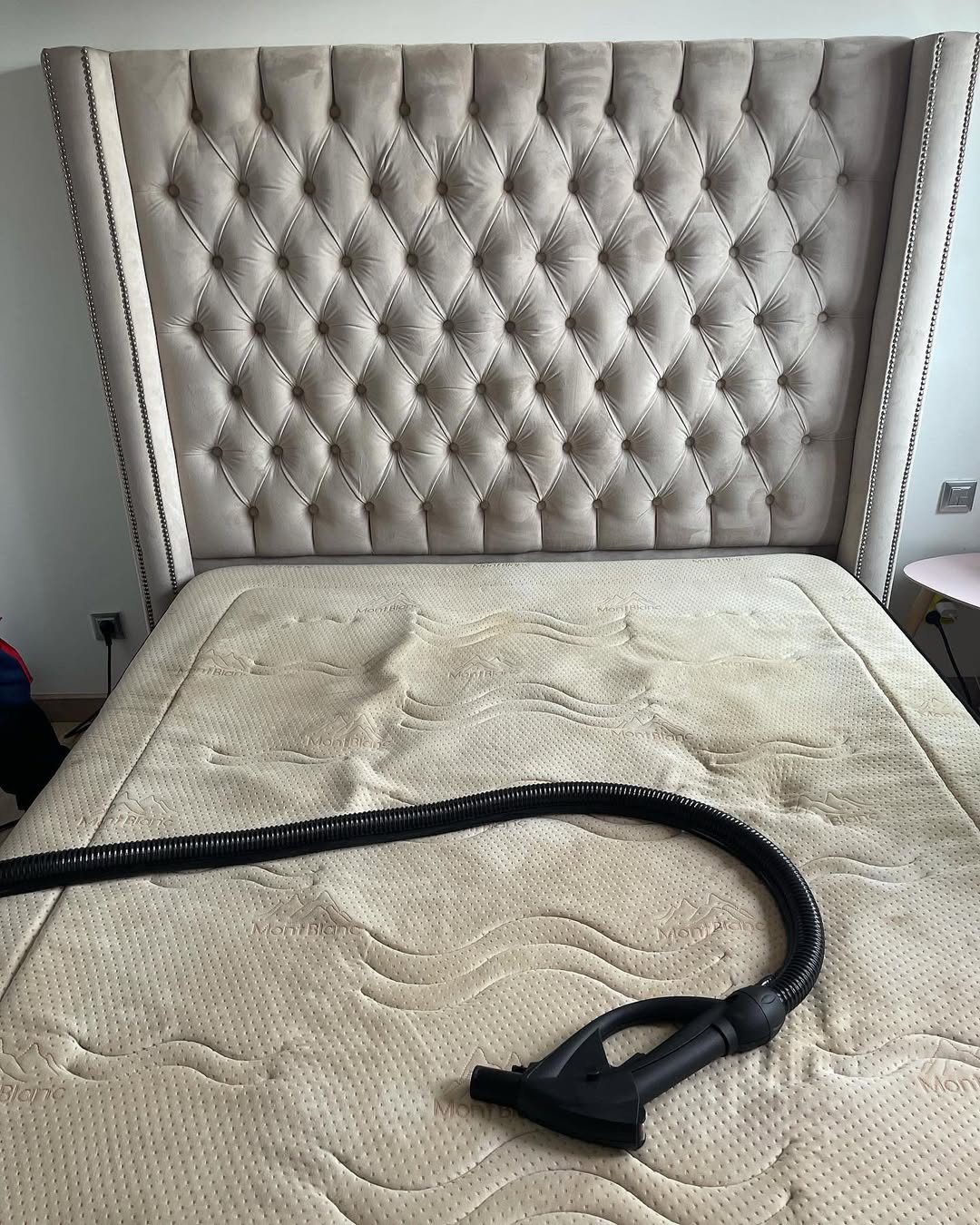 Canapé gris avant détachage et nettoyage  Brillio Liège