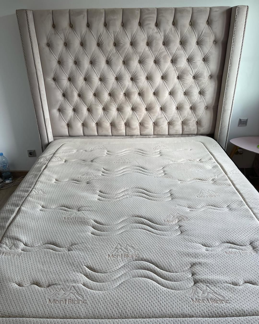 Canapé gris après détachage et nettoyage  Brillio Liège