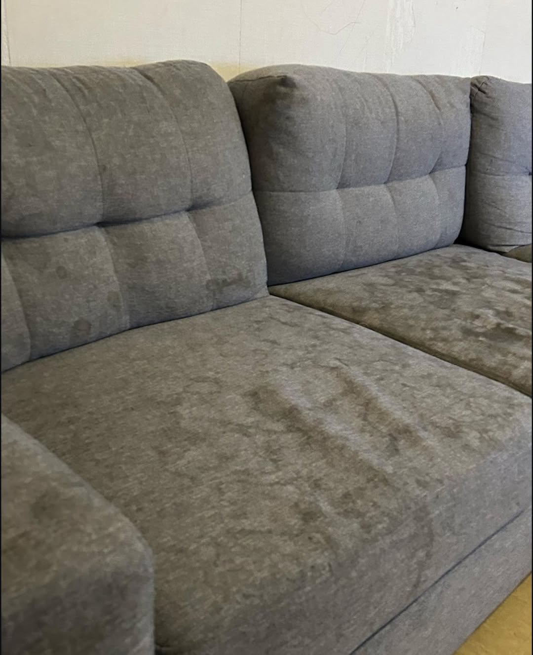 Canapé gris avant nettoyage à domicile Brillio Liège