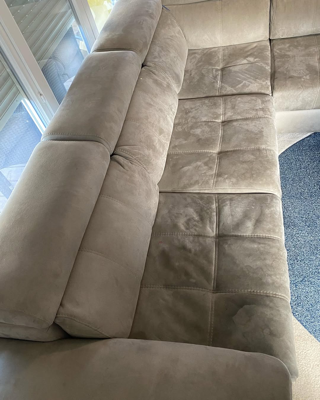 Canapé beige avant nettoyage à domicile  Brillio Liège