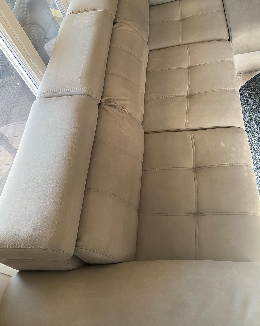 Canapé beige après nettoyage professionnel  Brillio Liège